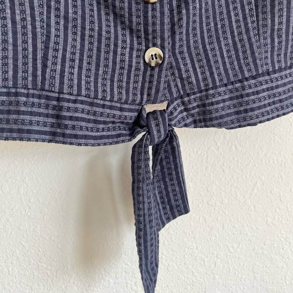 Button top with tie - Picture 4 of 5
